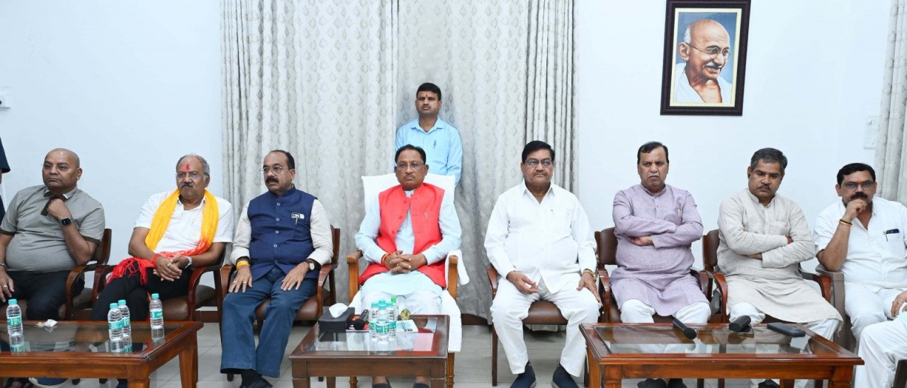 मुख्यमंत्री से सतनामी समाज के प्रमुखों ने की चर्चा : बलौदाबाजार जिले की घटना पर सतनामी समाज आहत, कहा - शांति और सौहार्द्रपूर्ण वातावरण के लिए मिलकर करेंगे कार्य 1 1718124329 2fe89a44ceaf8e27e904