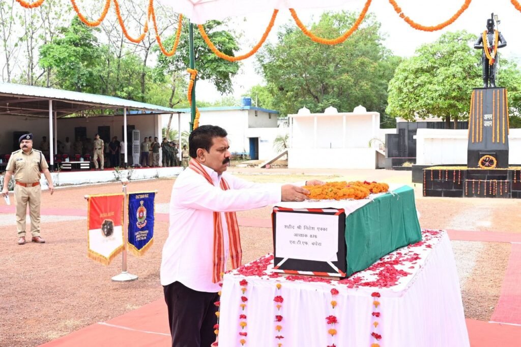 मुख्यमंत्री विष्णु देव साय ने नक्सली मुठभेड़ में शहीद जवान को दी श्रद्धांजलि<br> 2 1718513959 53472a43c722c135ed683020526372870375297