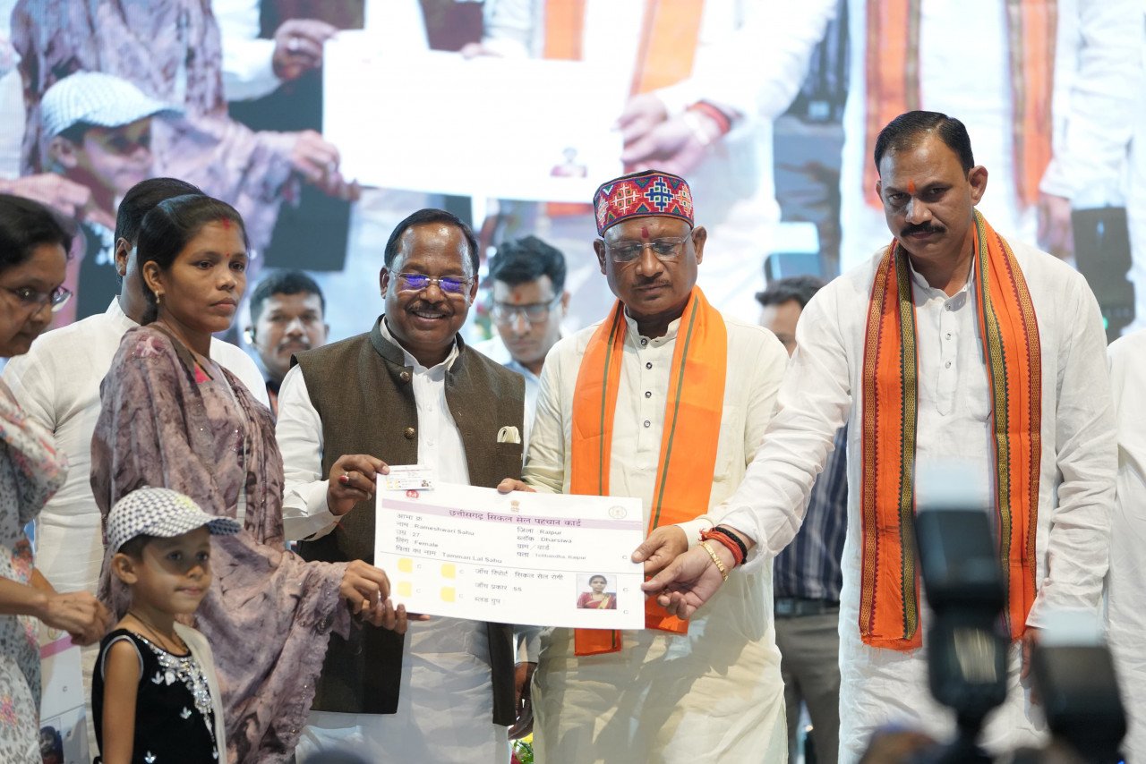 CM विष्णुदेव साय ने सिकल सेल पीड़ितों को जेनेटिक कार्ड का वितरण किया 1 1718786724 8bb5caec21044e29085d