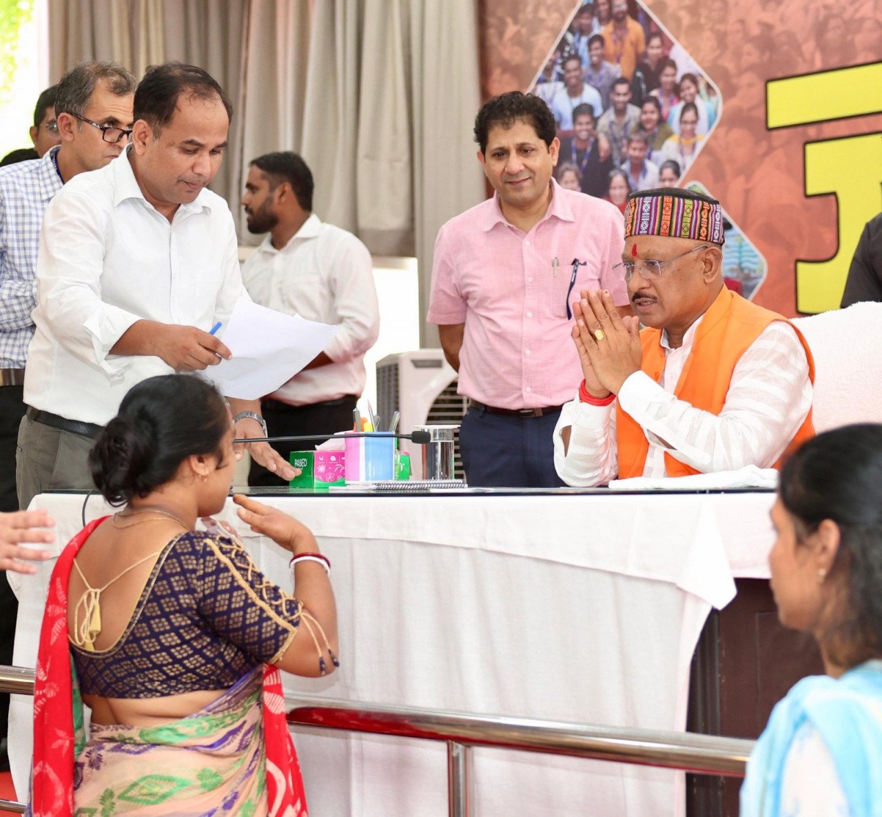 CM विष्णु देव साय को जनदर्शन कार्यक्रम में महिलाओं ने महतारी वंदन योजना शुरू करने के लिए बधाई दी 1 1719473341 03549b1de57112930d15