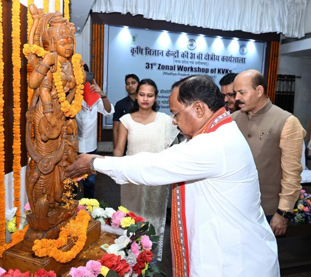 कृषि मंत्री ने तीन दिवसीय कृषि विज्ञान केद्रों की क्षेत्रीय कार्यशाला का किया शुभारंभ, कहा – कृषि के विकास में वैज्ञानिकों का महत्वपूर्ण योगदान 3 1719569327 efa944d3e90c7dfaeef32375395576058981404