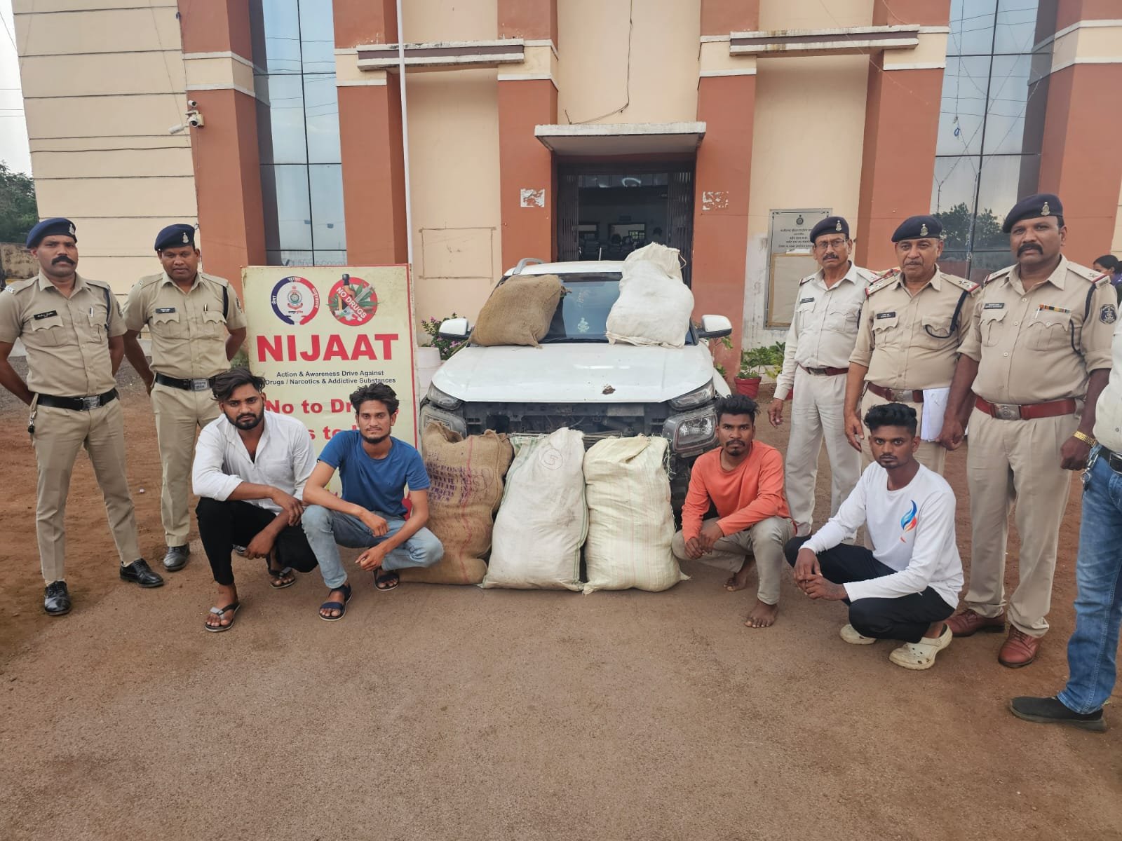 रायपुर पुलिस के निजात अभियान के तहत नशे के विरुद्ध लगातार प्रहार : मारपीट में 5%, हत्या के प्रयास में 22 %, चाकूबाजी में 31 प्रतिशत, छेड़छाड़ में 23 फीसदी, चोरी में 5% की आई कमी 1 IMG 20240601 WA0025