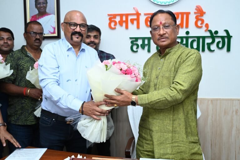 ‘छत्तीसगढ़ क्रिकेट प्रीमियर लीग’ : CSCS के पदाधिकारियों ने मुख्यमंत्री से किया सौजन्य भेंट, CCPL के शुभारंभ समारोह हेतु शामिल होने किया आमंत्रित 1 IMG 20240603 WA0002 768x511 1