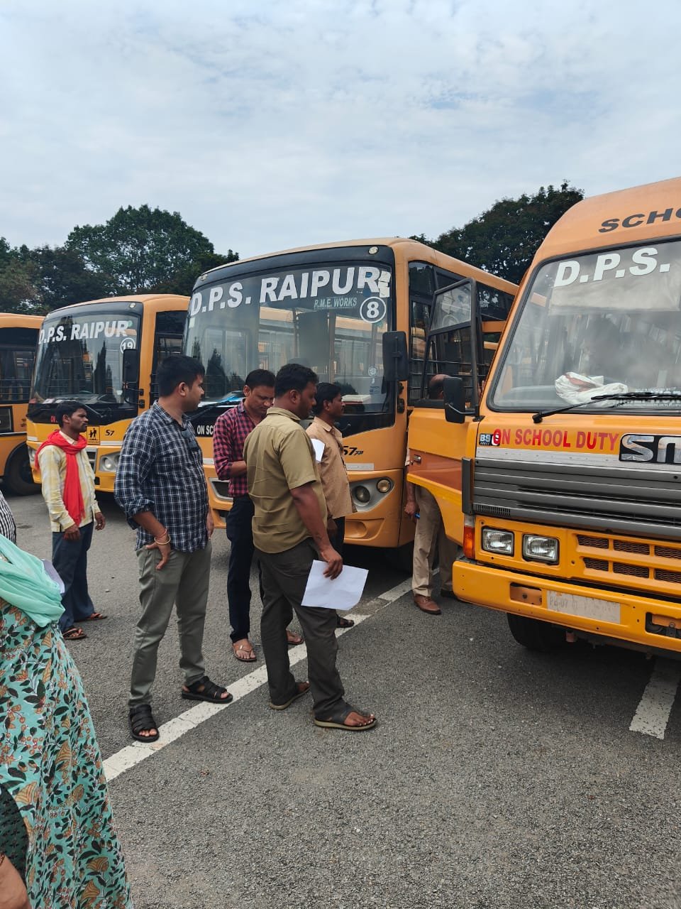 स्कूली बसों की फिटनेस के साथ चालक-परिचालक के स्वास्थ्य की हुई जांच : 86 बसें अनफिट, 15 जून को पुनः लगेंगे शिविर 1 IMG 20240607 WA0062