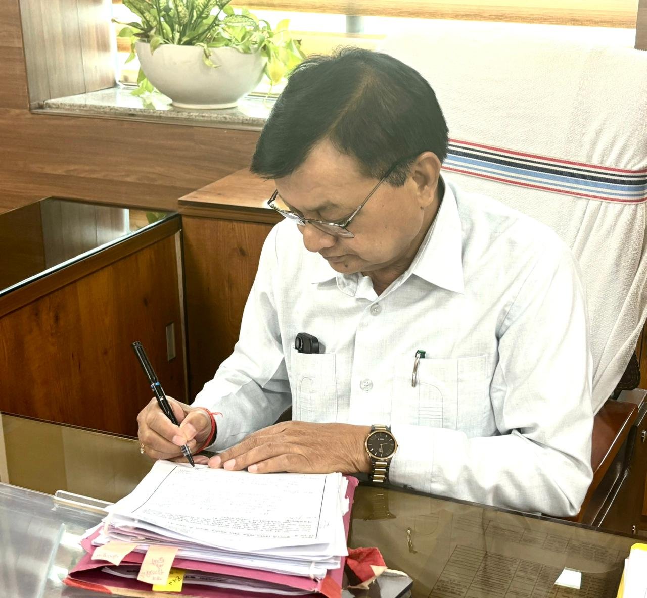 श्रमिकों के बुढ़ापे की चिंता हुई दूर, पेंशन हुई जारी : 60 वर्ष पूर्ण कर चुके आठ और श्रमिकों के पेंशन पर श्रम मंत्री लखन लाल देवांगन के निर्देश पर प्रतिमाह 1500 रूपए पेंशन हुआ जारी 1 IMG 20240612 WA0018