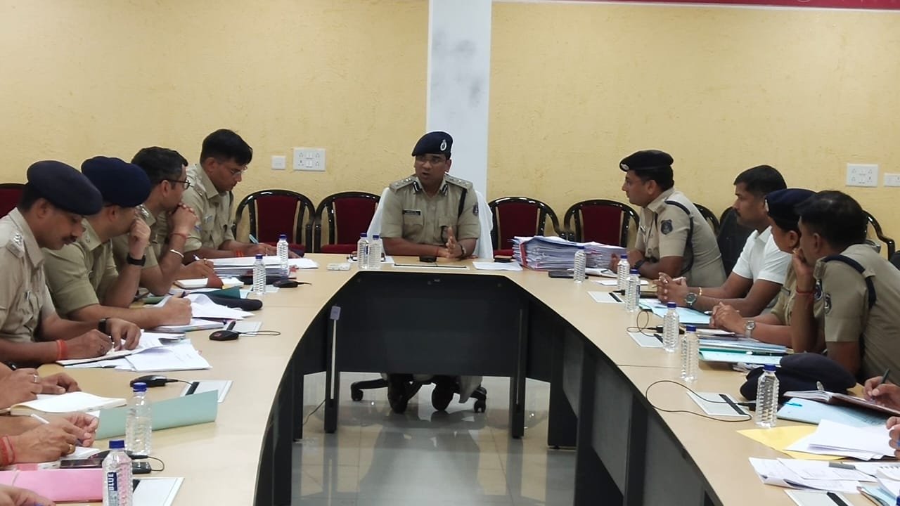 पुलिस अधीक्षक संतोष सिंह ने लिया क्राइम मीटिंग, गौ तस्करों के खिलाफ कड़ी कार्यवाही का निर्देश दिया 1 IMG 20240624 WA0054
