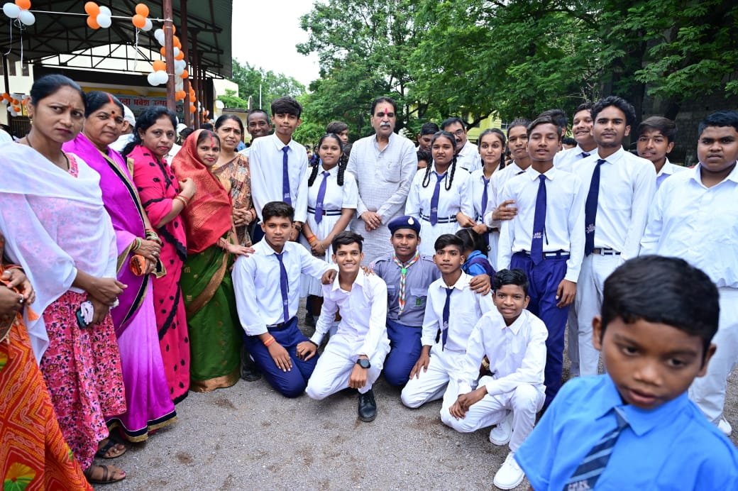 शाला प्रवेशोत्सव में शामिल हुए पूर्व कैबिनेट मंत्री राजेश मूणत : खमतराई प्राथमिक शाला को लेकर की कई बड़ी घोषणाएं 1 IMG 20240629 WA0019