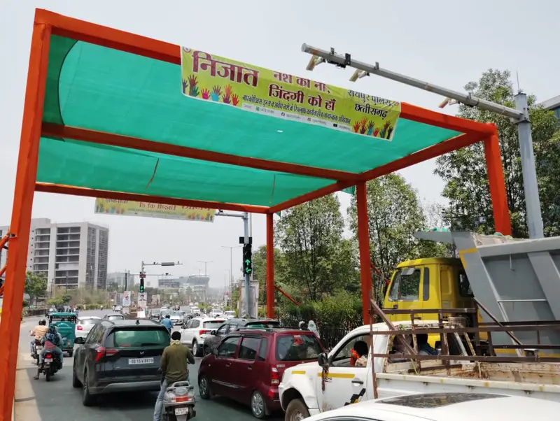 यातायात पुलिस रायपुर की पहल : सिग्नल पर चौक चौराहों में किराया भंडार के सौजन्य से लगाया गया पंडाल 1 WhatsApp Image 2024 06 01 at 7.11.00 PM 2