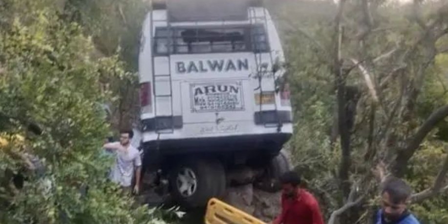 जम्मू-कश्मीर में तीर्थयात्रियों को ले जा रही बस पर संदिग्ध आतंकवादियों ने की गोलीबारी, 10 लोगों की मौत 1 image editor output image 1291281446 1717985358970