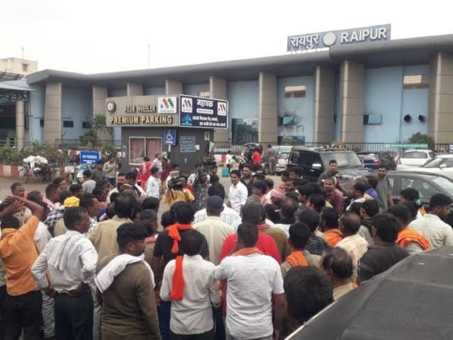 रेलवे स्टेशन पर पार्किंग संचालक की मनमानी : पार्किंग शुल्क वसूली को लेकर ऑटो चालकों ने की हड़ताल, उग्र आंदोलन की चेतावनी 1 images 2024 06 20T162958.091