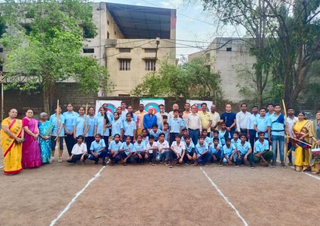 20 दिवसीय तीरंदाजी प्रशिक्षण शिविर का हुआ समापन, ग्रामीण बच्चों ने सीखा एकलव्य की तरह निशाना लगाना 6 img 20240601 wa000199902449363536924