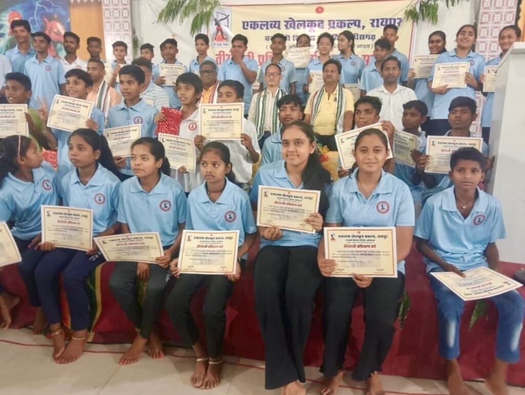 20 दिवसीय तीरंदाजी प्रशिक्षण शिविर का हुआ समापन, ग्रामीण बच्चों ने सीखा एकलव्य की तरह निशाना लगाना 5 img 20240601 wa00021567475539410813053