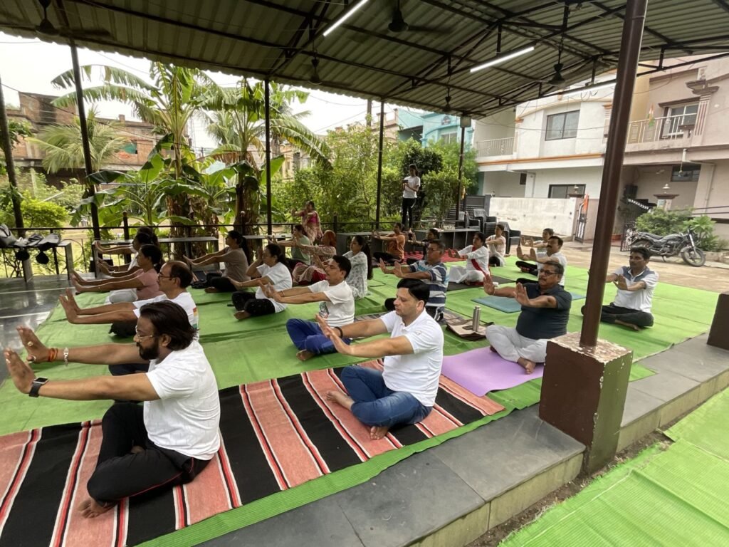 अर्जुन एन्क्लेव मे अंतराष्ट्रीय योग दिवस पर अर्हम ध्यान योग शिविर का आयोजन<br> 4 img 20240621 wa00916567732814746030339