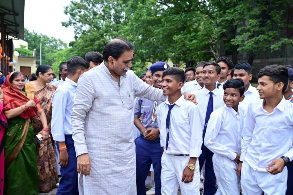 शाला प्रवेशोत्सव में शामिल हुए पूर्व कैबिनेट मंत्री राजेश मूणत : खमतराई प्राथमिक शाला को लेकर की कई बड़ी घोषणाएं 2 img 20240629 wa00204234275940653269981