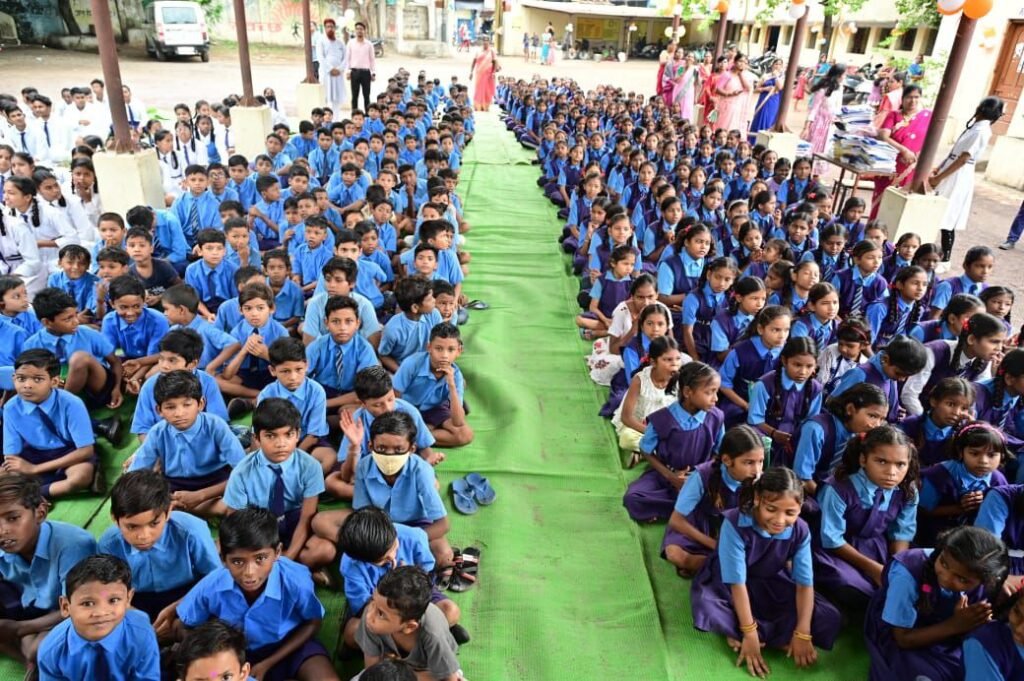 शाला प्रवेशोत्सव में शामिल हुए पूर्व कैबिनेट मंत्री राजेश मूणत : खमतराई प्राथमिक शाला को लेकर की कई बड़ी घोषणाएं 3 img 20240629 wa00211214031738436756455