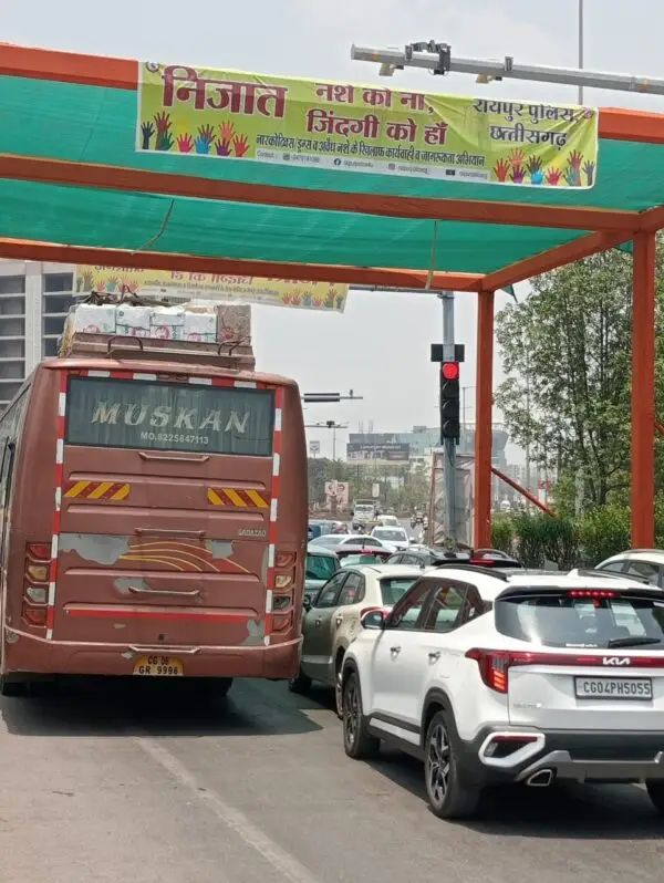 यातायात पुलिस रायपुर की पहल : सिग्नल पर चौक चौराहों में किराया भंडार के सौजन्य से लगाया गया पंडाल 2 whatsapp image 2024 06 01 at 75306064330762030345