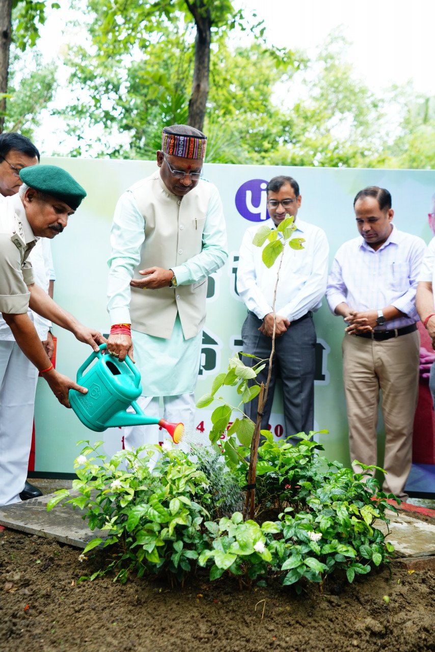 प्रधानमंत्री नरेंद्र मोदी के ‘एक पेड़ मां के नाम अभियान’ के तहत मुख्यमंत्री विष्णु देव साय ने अपने निवास परिसर में लगाया दहीमन का पौधा 1 1720074307 cc762e43c3de49a72bbc