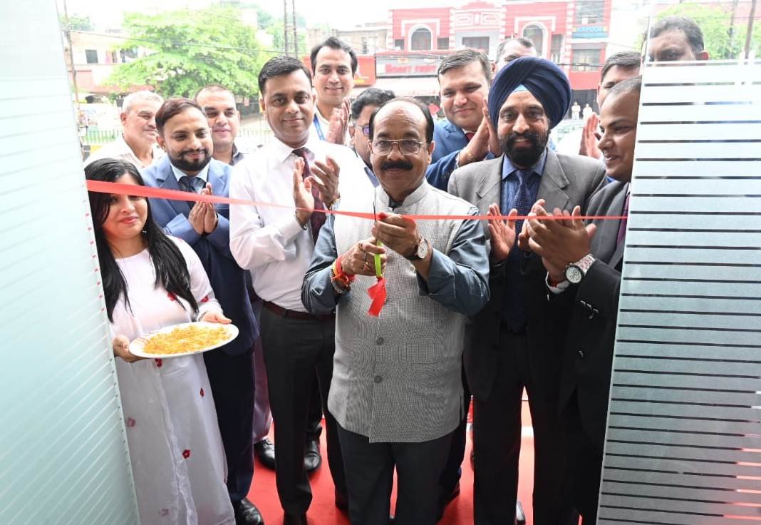 उप मुख्यमंत्री अरुण साव ने एचडीएफसी बैंक की नई शाखा का किया उद्घाटन 1 1721041491 f7d083e9ed2417b8a530.jfif