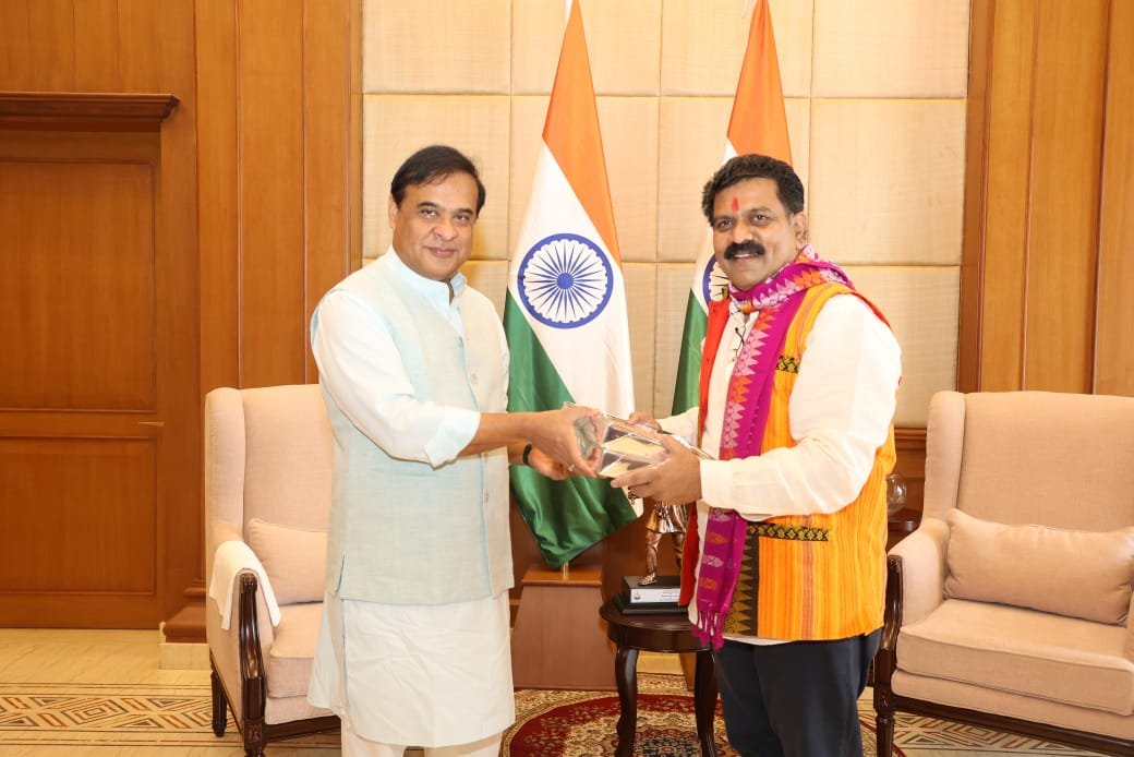 डिप्टी CM विजय शर्मा ने असम के मुख्यमंत्री हिमन्त बिस्वा सरमा से की मुलाकात, विभिन्न मुद्दों पर हुई चर्चा 1 1722409072 8ebfcdf40619c2fd4827