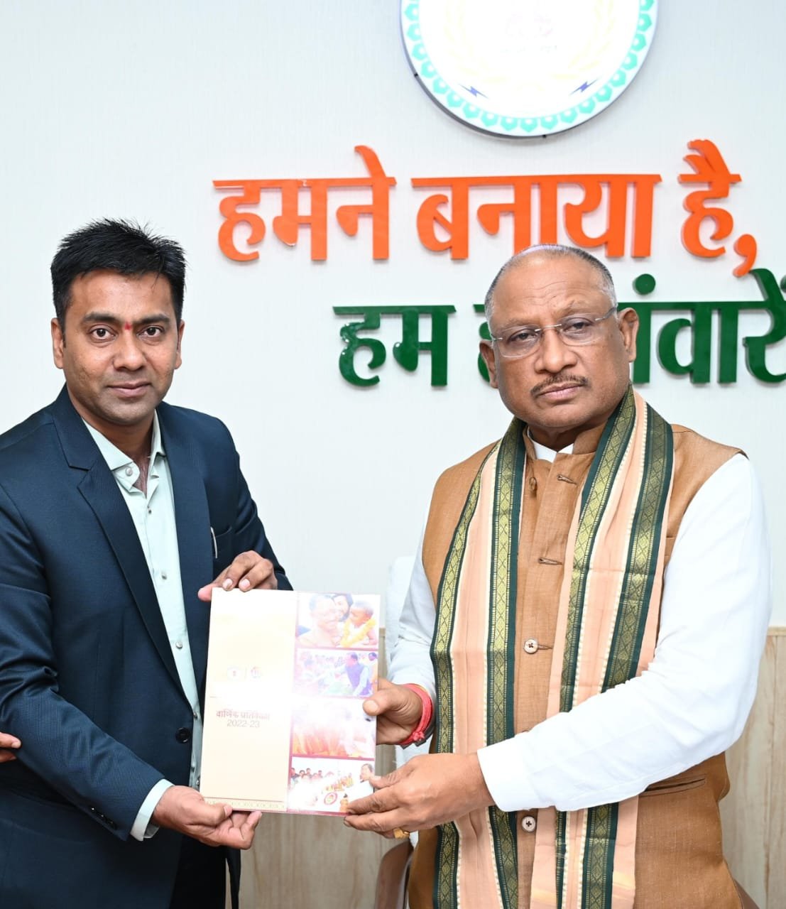 छत्तीसगढ़ बाल आयोग के पीठासीन सदस्य सोनल कुमार गुप्ता ने यशस्वी मुख्यमंत्री से की मुलाकात, बाल आयोग की वार्षिक प्रतिवेदन की प्रति दी. 1 IMG 20240701 WA0014