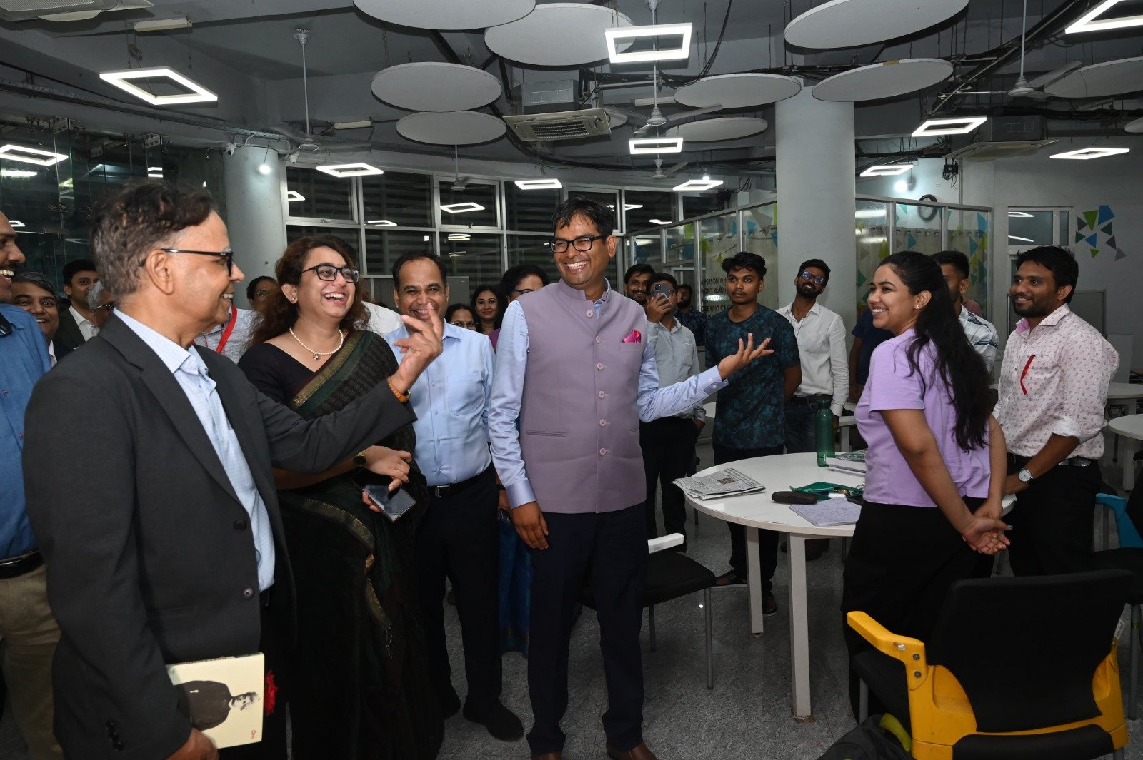 रायपुर के नालंदा परिसर की 16वें गीत आयोग के सदस्यों ने की तारीफ : देर रात अचानक पहुंचे नालंदा परिसर, बोले : “ऐसा मॉडल अन्य जगहों में भी लागू होना चाहिए” 1 IMG 20240712 WA0026