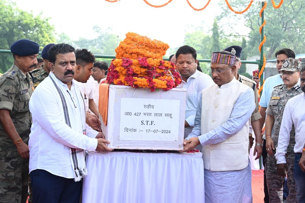 मुख्यमंत्री और उपमुख्यमंत्री ने नक्सल हमले में शहीद जवान भरत लाल साहू को पुष्पचक्र अर्पित कर दी श्रद्धांजलि 1 IMG 20240719 WA0006