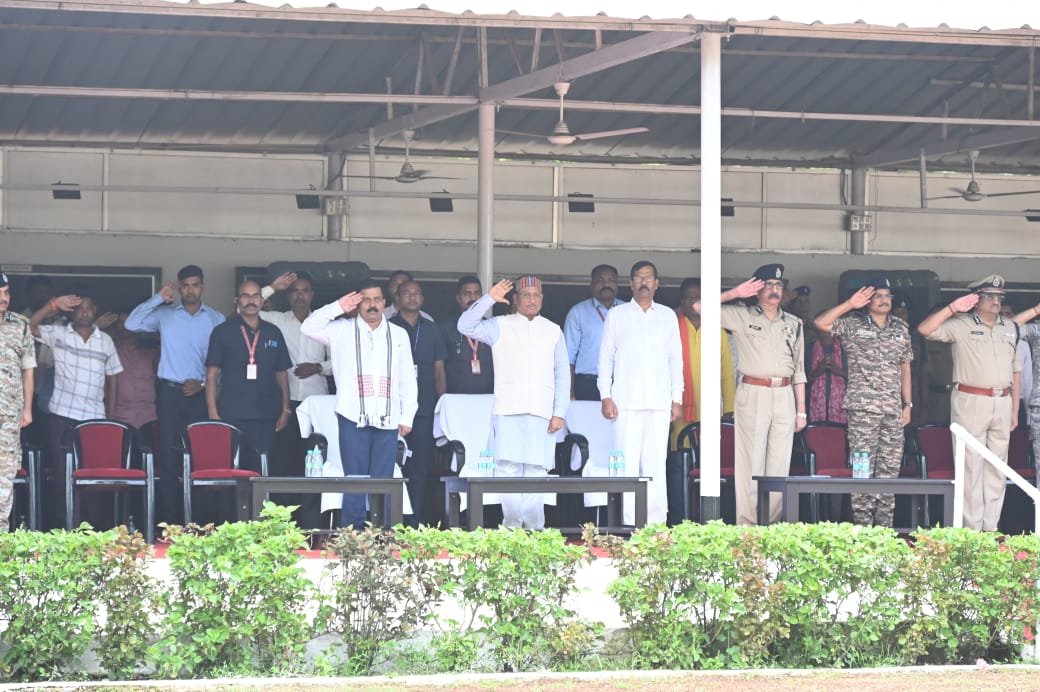 CM विष्णुदेव साय और डिप्टी CM शर्मा ने नक्सली हमले में शहीद भरत साहू को दिया गार्ड ऑफ ऑनर, भावपूर्ण श्रद्धांजलि देने उमड़ा जनसमूह 1 IMG 20240719 WA0041