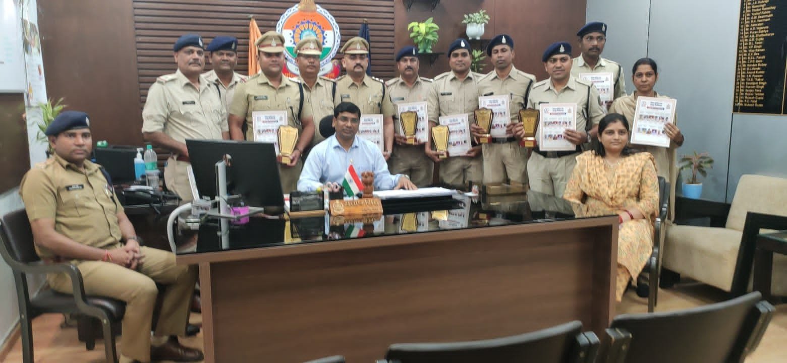 रायपुर : 'कॉप ऑफ द मंथ' पुरुस्कार से 12 पुलिसकर्मियों को किया गया सम्मानित 1 IMG 20240725 WA0036