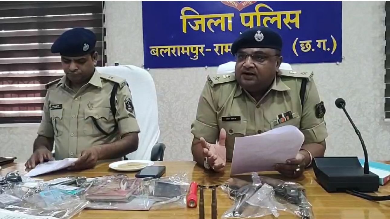 देशी कट्टा के साथ नक्सली गिरफ्तार..कई घटनाओं को दिया था अंजाम, कई हथियार और नक्सली साहित्य हुए बरामद 1 IMG 20240730 WA0007