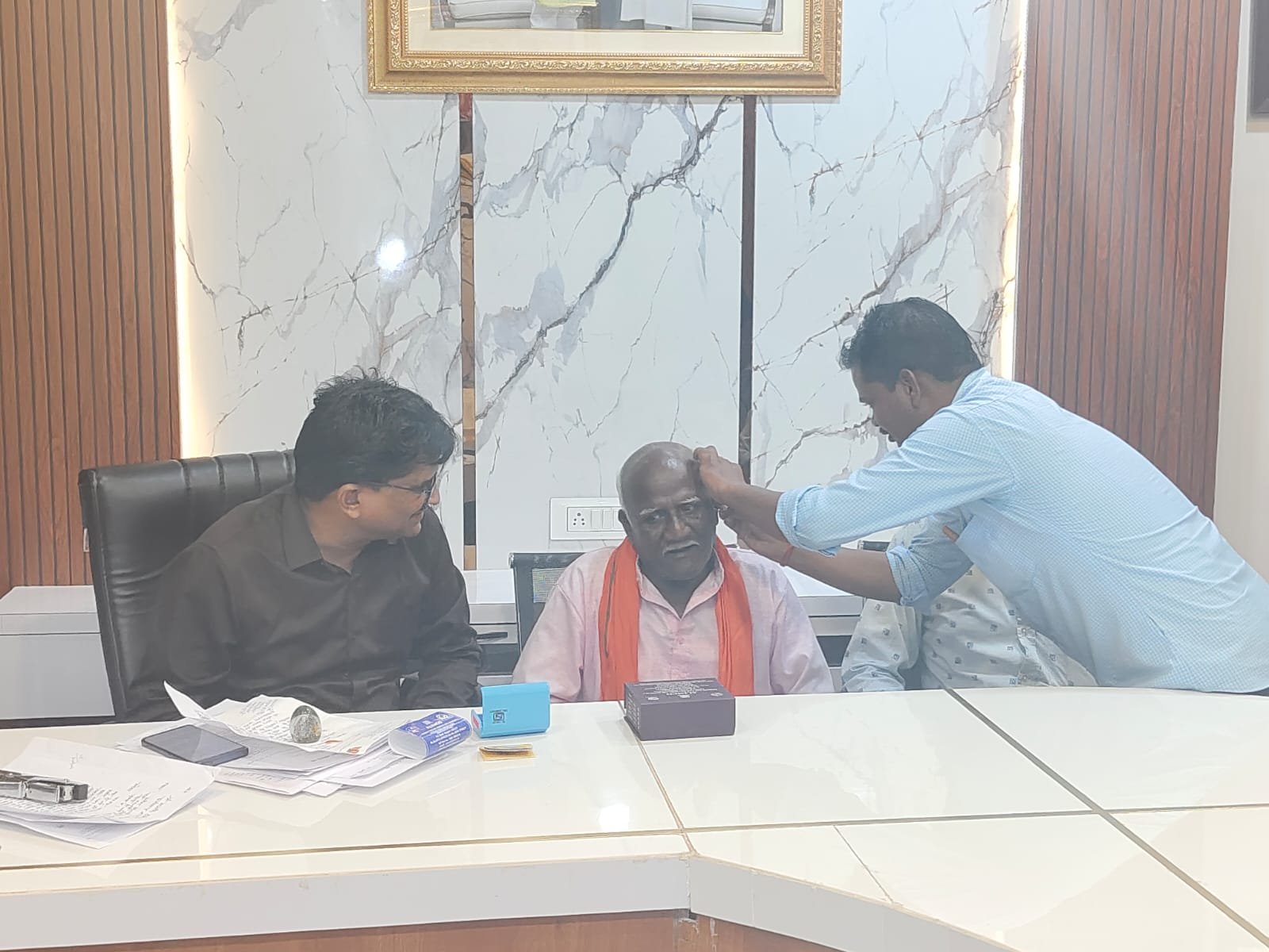 सीएम कैंप कार्यालय बगिया से महादेव को मिला श्रवण यंत्र : खुश होकर बुजुर्ग ने कहा अब वह हर रविवार सुनेगा “मन की बात”, मुख्यमंत्री विष्णुदेव साय का जताया आभार… 1 IMG 20240731 WA0013