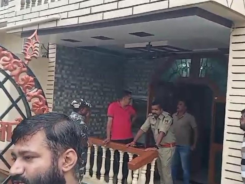 भाटापारा : सोने-चांदी और कैश समेत 20 लाख की चोरी, बच्चों को कमरे में बंद कर सामान ले भागे बदमाश 1 eb1dc53a 18fe 40a7 9ff6 a3e37324a109 1722181454072