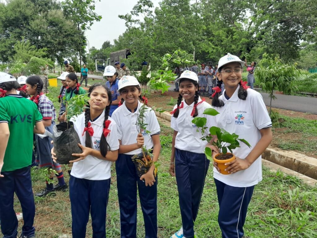 केंद्रीय विद्यालय भिलाई में सघन वृक्षारोपण कार्यक्रम का आयोजन 3 img 20240704 wa00655608170057285463356