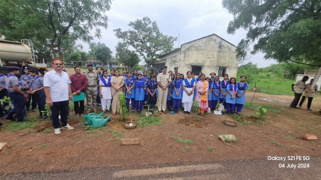 केंद्रीय विद्यालय भिलाई में सघन वृक्षारोपण कार्यक्रम का आयोजन 5 img 20240704 wa00674626499770529369901