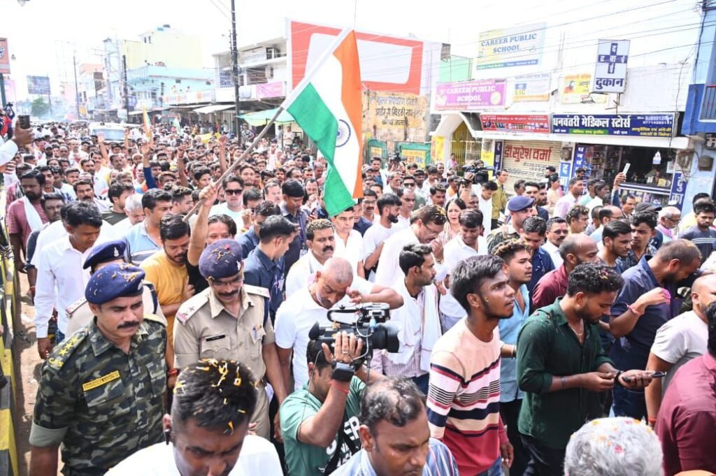 CM विष्णुदेव साय और डिप्टी CM शर्मा ने नक्सली हमले में शहीद भरत साहू को दिया गार्ड ऑफ ऑनर, भावपूर्ण श्रद्धांजलि देने उमड़ा जनसमूह 2 img 20240719 wa00383513004595052564012