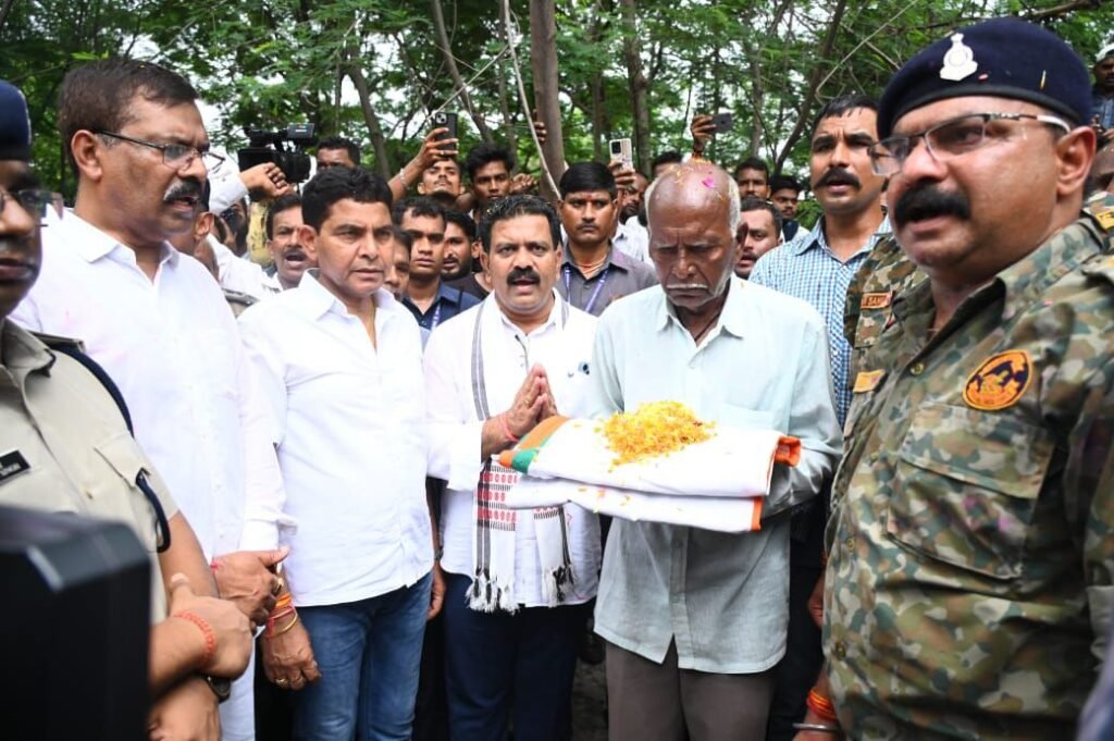 CM विष्णुदेव साय और डिप्टी CM शर्मा ने नक्सली हमले में शहीद भरत साहू को दिया गार्ड ऑफ ऑनर, भावपूर्ण श्रद्धांजलि देने उमड़ा जनसमूह 3 img 20240719 wa00408965538084708942344