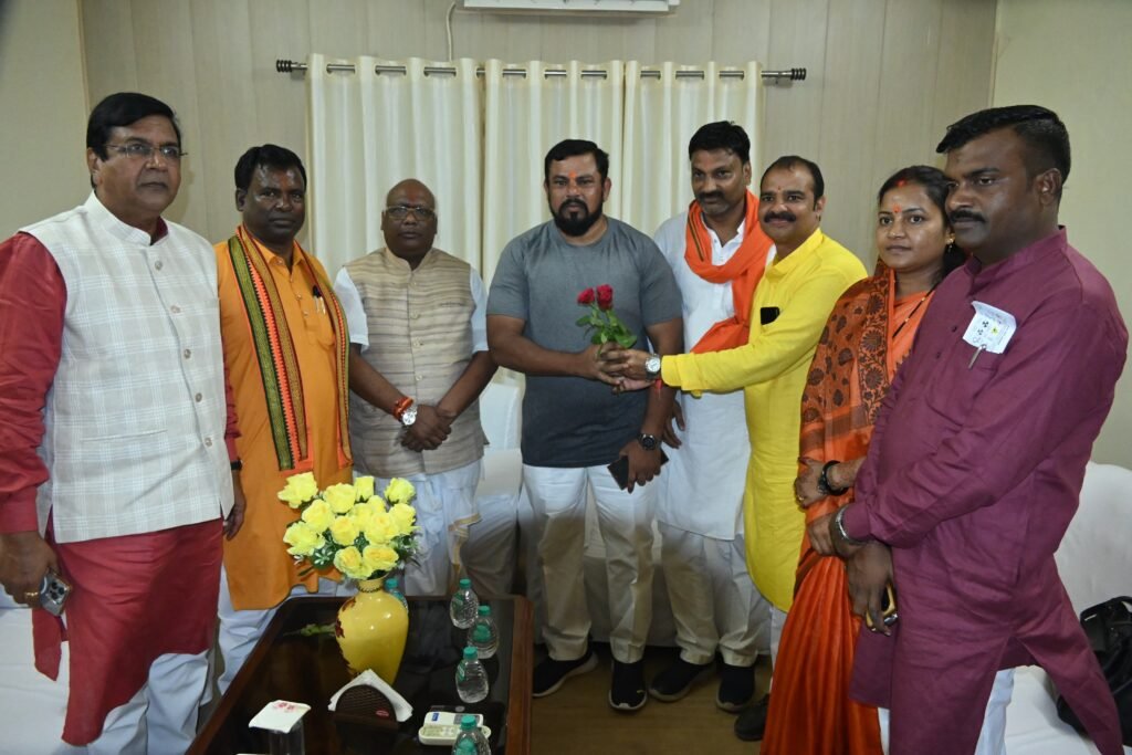 बिश्रामपुर में आयोजित भव्य कांवड़ यात्रा एवं धर्मसभा में शामिल हुई मंत्री लक्ष्मी राजवाड़े एवं विधायक टाइगर राजा सिंह 4 1000582904