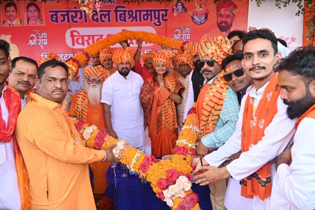बिश्रामपुर में आयोजित भव्य कांवड़ यात्रा एवं धर्मसभा में शामिल हुई मंत्री लक्ष्मी राजवाड़े एवं विधायक टाइगर राजा सिंह 2 1000582907