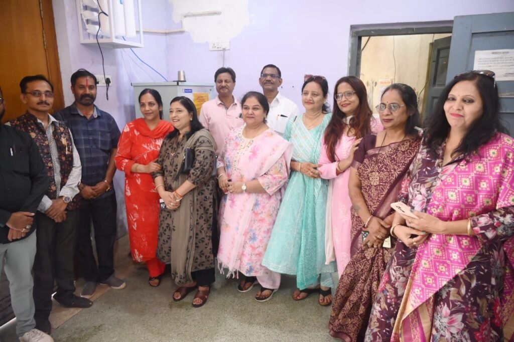 अग्रवाल महिला मंडल ने प्रेस क्लब को भेंट किया वाटर फिल्टर 2 1000585316