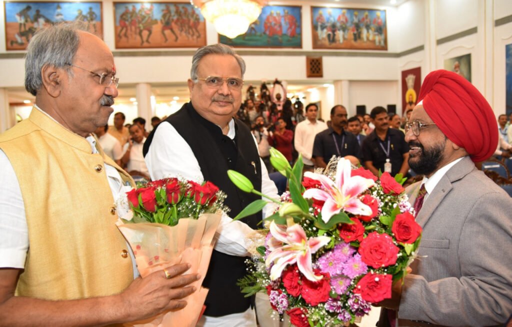 राज्यपाल रमेेन डेका ने सेवानिवृत्त न्यायमूर्ति इंदर सिंह उबोवेजा को दिलाई प्रमुख लोकायुक्त पद की शपथ 2 1000639717