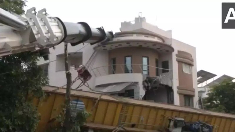 सूरत में मेट्रो निर्माण कार्य के दौरान बड़ा हादसा, मकान पर गिरी भारी भरकम क्रेन 1 112716528