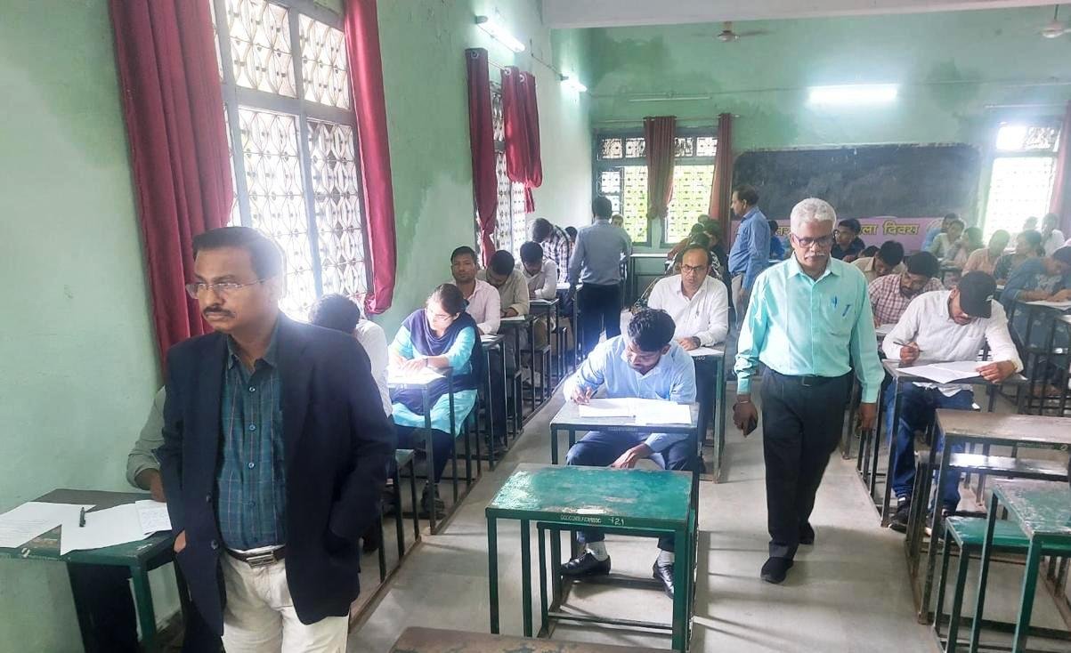 संभागायुक्त महादेव कावरे ने किया विभागीय परीक्षा केंद्र का औचक निरीक्षण, ज़रूरी व्यवस्थाओं के दिये निर्देश 1 1722857239 2dfdad75cd2e6366c32e