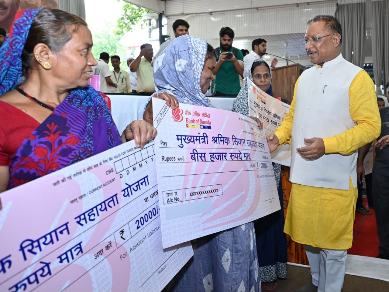 CM विष्णु देव साय ने श्रम विभाग के 12 हितग्राहियों को विभिन्न योजनाओं के तहत चेक सौंपे : 6 हजार 200 से अधिक श्रमिक परिवारों को 11 करोड़ 41 लाख रूपये की सहायता राशि के चेक मिले 1 1723103131 f1f97f01302f27c9ba64