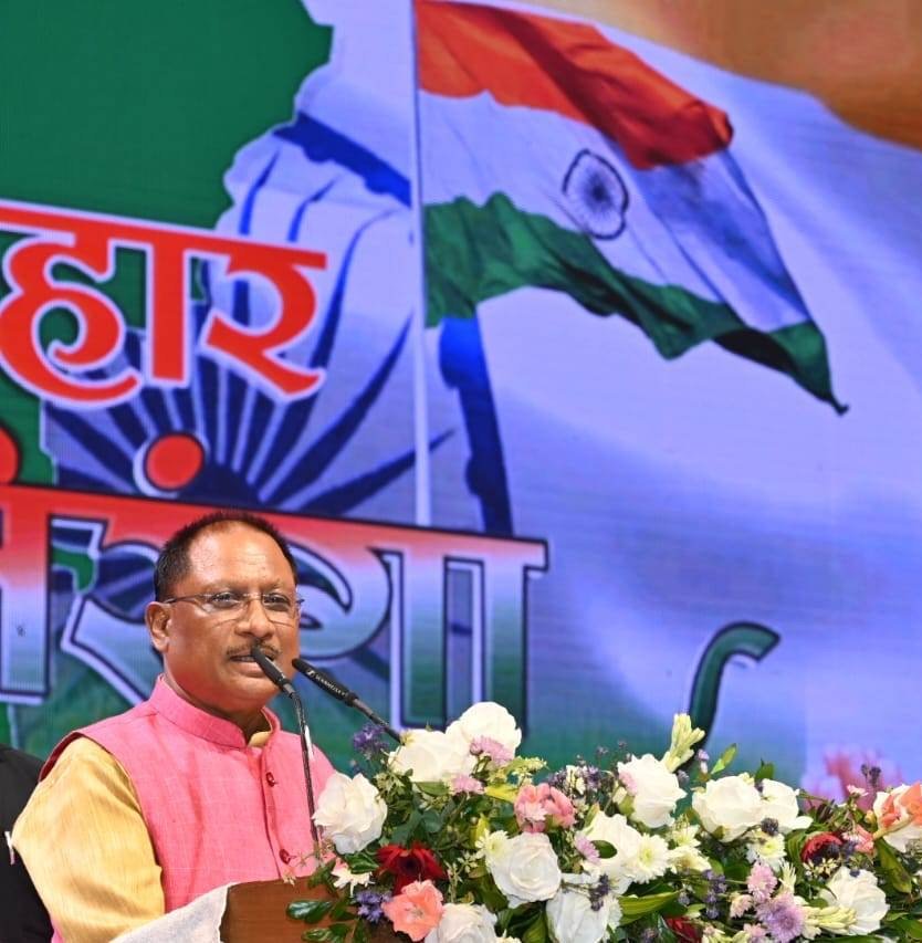 'जोहार तिरंगा‘ कार्यक्रम में शामिल हुए मुख्यमंत्री : मशहूर गायक कैलाश खेर और साथियों ने दी देश-भक्ति गीतों की शानदार प्रस्तुति, देश भक्ति गीतों को सुनकर सुर से सुर मिलाए लोग 1 1723570863 77a268561cb772455351