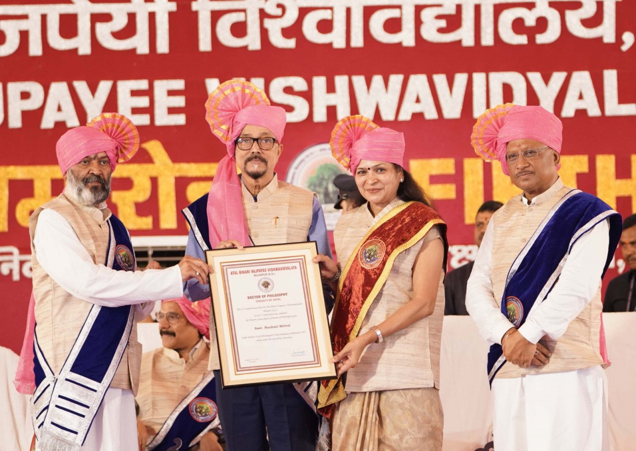 अटल बिहारी वाजपेयी विश्वविद्यालय का 5वां दीक्षांत समारोह में शामिल हुए CM साय एवं राज्यपाल : 64 विषयों में 92 गोल्ड मैडल और 48 विद्यार्थियों को पी.एच.डी. की उपाधि से नवाजा गया 1 1725103848 667e08b874cc7f4f52fd 1