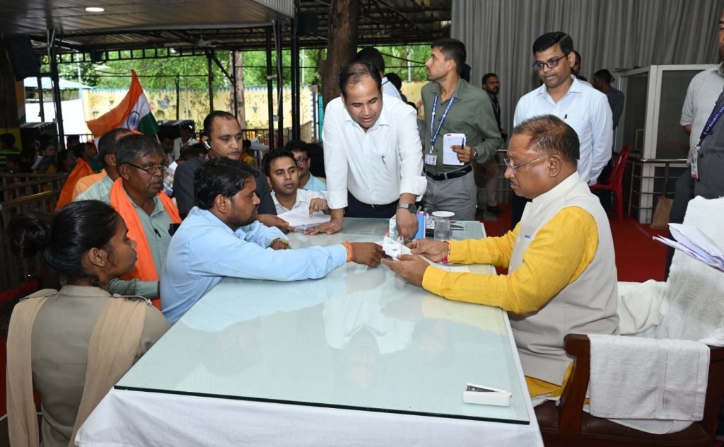 जनदर्शन में किसानों ने की शिकायत, केमिकल प्लांट से निकल रहा विषैला पानी : मुख्यमंत्री ने दिए कार्रवाई कर किसानों को राहत देने कलेक्टर बलौदाबाजार को दिए निर्देश 1 IMG 20240808 WA0035 1024x632 1