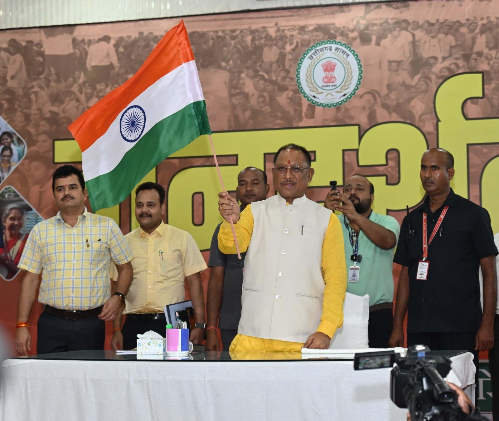 CM विष्णुदेव साय ने ‘‘हर घर तिरंगा’’ अभियान का किया शुभारंभ : मुख्यमंत्री निवास “भारत माता की जय” और “वंदे मातरम” से गूंजा उठा, 9 से 15 अगस्त तक आयोजित होगी तिरंगा यात्राएं, तिरंगा रैलियां, तिरंगा मैराथन 1 IMG 20240808 WA0036