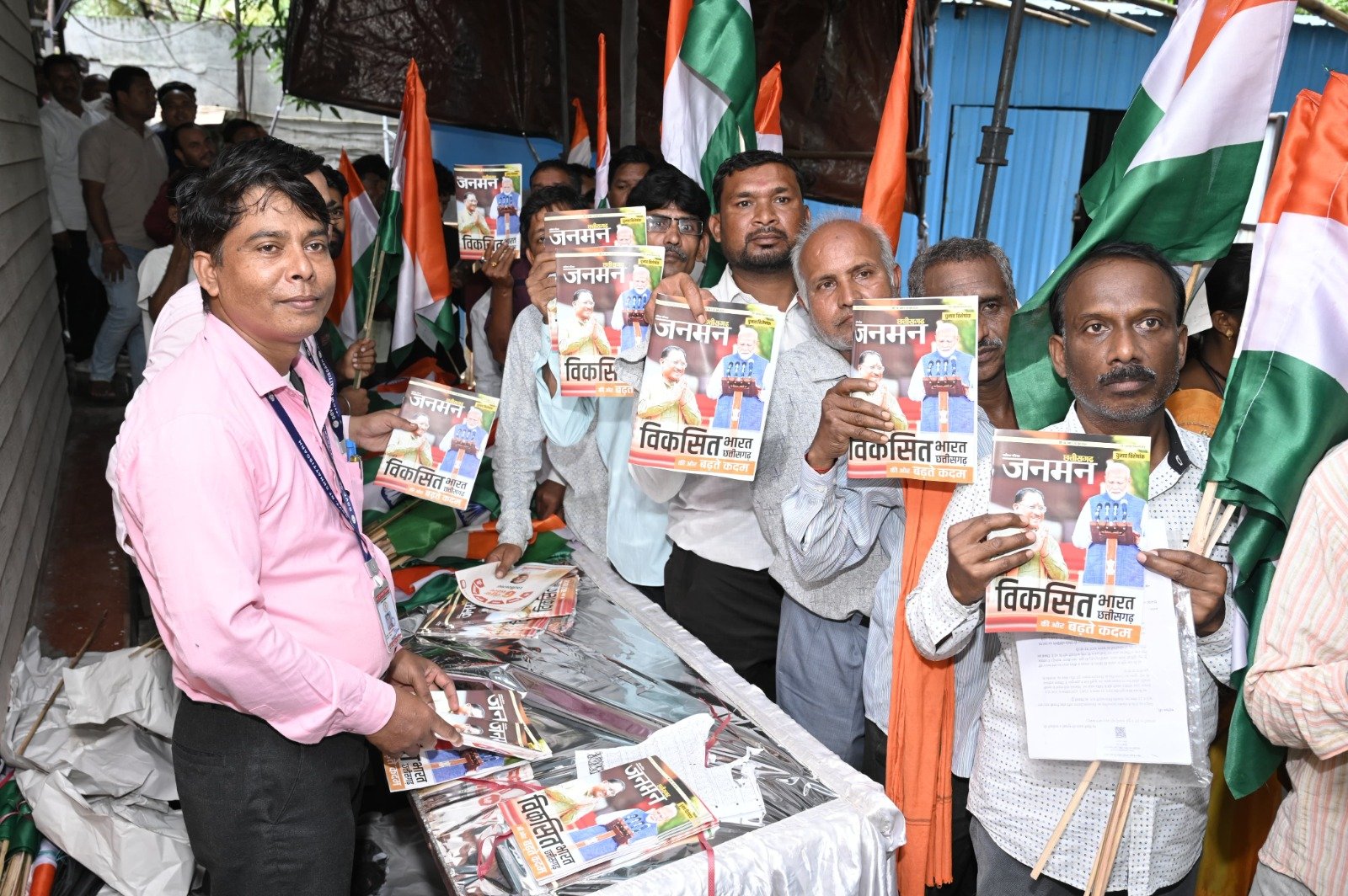मुख्यमंत्री जनदर्शन में आए लोगों को मिल रही है योजनाओं की जानकारी : ’जनमन’ पुस्तिका का किया गया वितरण, आम नागरिकों को जोड़ने में महत्वपूर्ण भूमिका निभाती है जनमन पत्रिका 1 IMG 20240808 WA0050