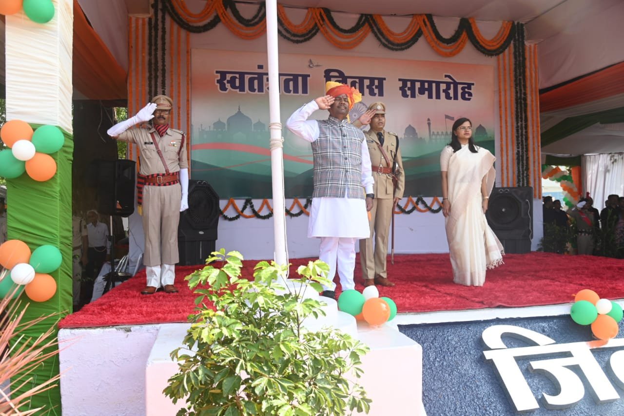 वनमंत्री केदार कश्यप ने दुर्ग जिला में किया ध्वजारोहण, हर्षोल्लास के साथ मनाया गया स्वतंत्रता दिवस 1 IMG 20240815 WA0100