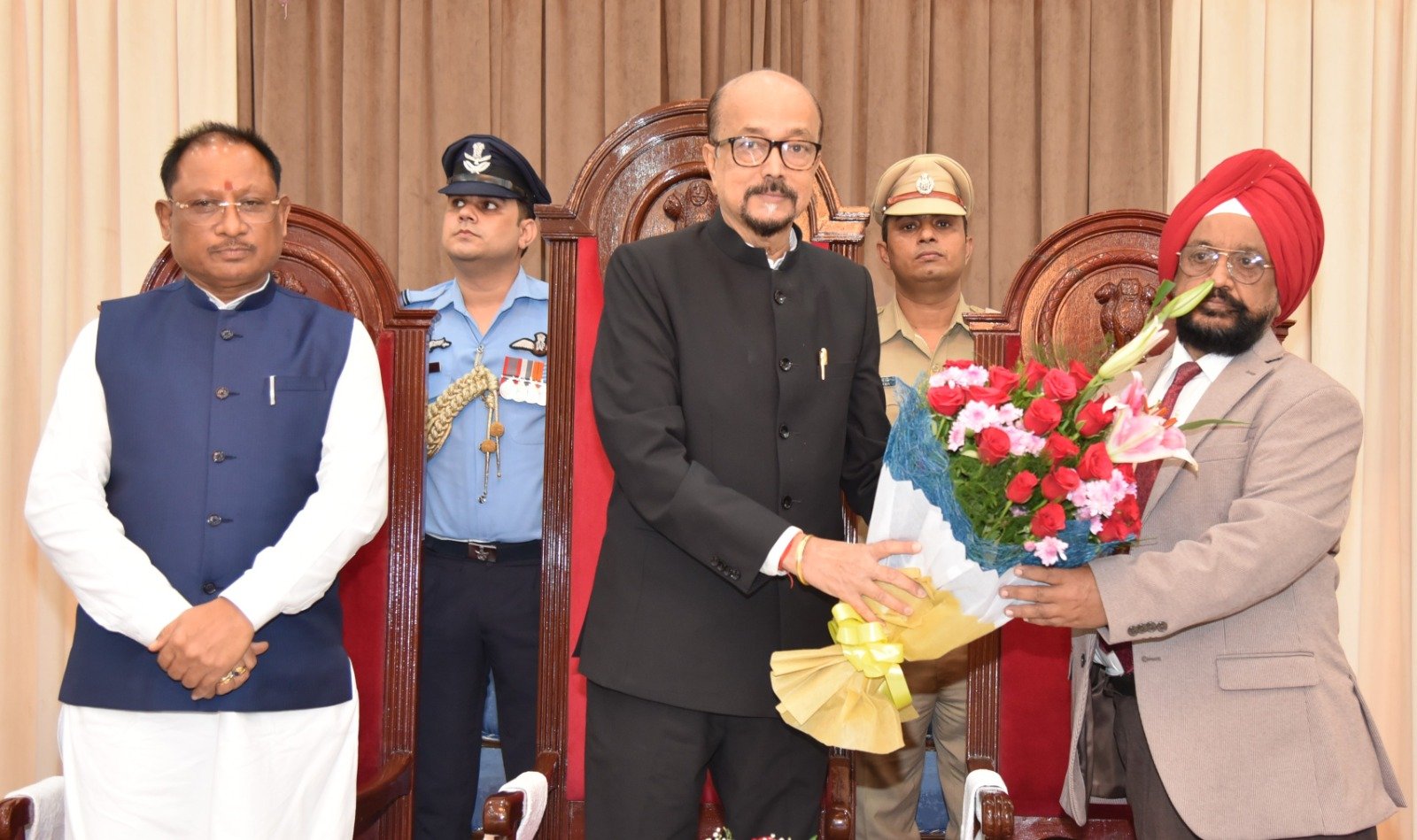 राज्यपाल रमेेन डेका ने सेवानिवृत्त न्यायमूर्ति इंदर सिंह उबोवेजा को दिलाई प्रमुख लोकायुक्त पद की शपथ 1 IMG 20240827 WA0015