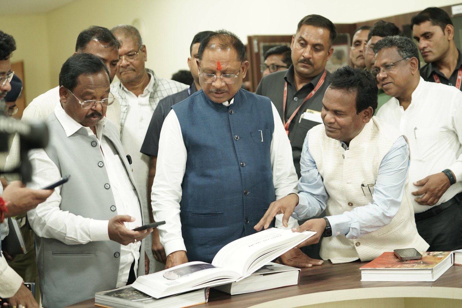 CM विष्णुदेव साय ने निर्माणाधीन म्युजियम का किया निरीक्षण : नवा रायपुर में 45 करोड़ रूपए की लागत से लगभग 10 एकड़ भूमि पर बना रहा है ‘शहीद वीर नारायण सिंह आदिवासी स्वतंत्रता संग्राम सेनानी संग्रहालय, आदिवासी संस्कृति और सभ्यता का जीवंत केन्द्र बनकर उभरेगा संग्रहालय 1 IMG 20240829 WA0042